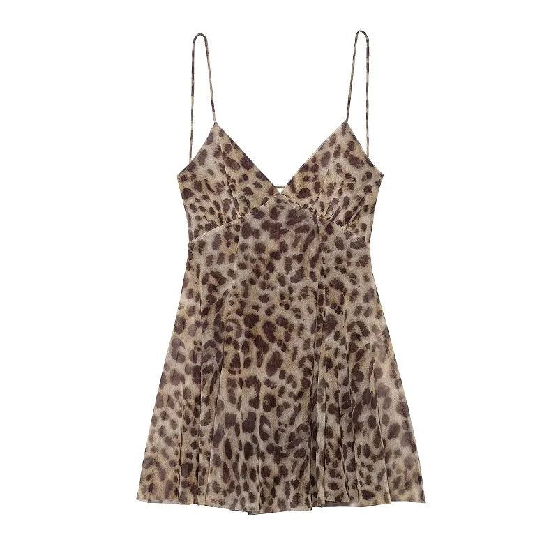 El vestido mini de gasa con estampado de leopardo en plano por delante, con el escote en pico y los tirantes finos