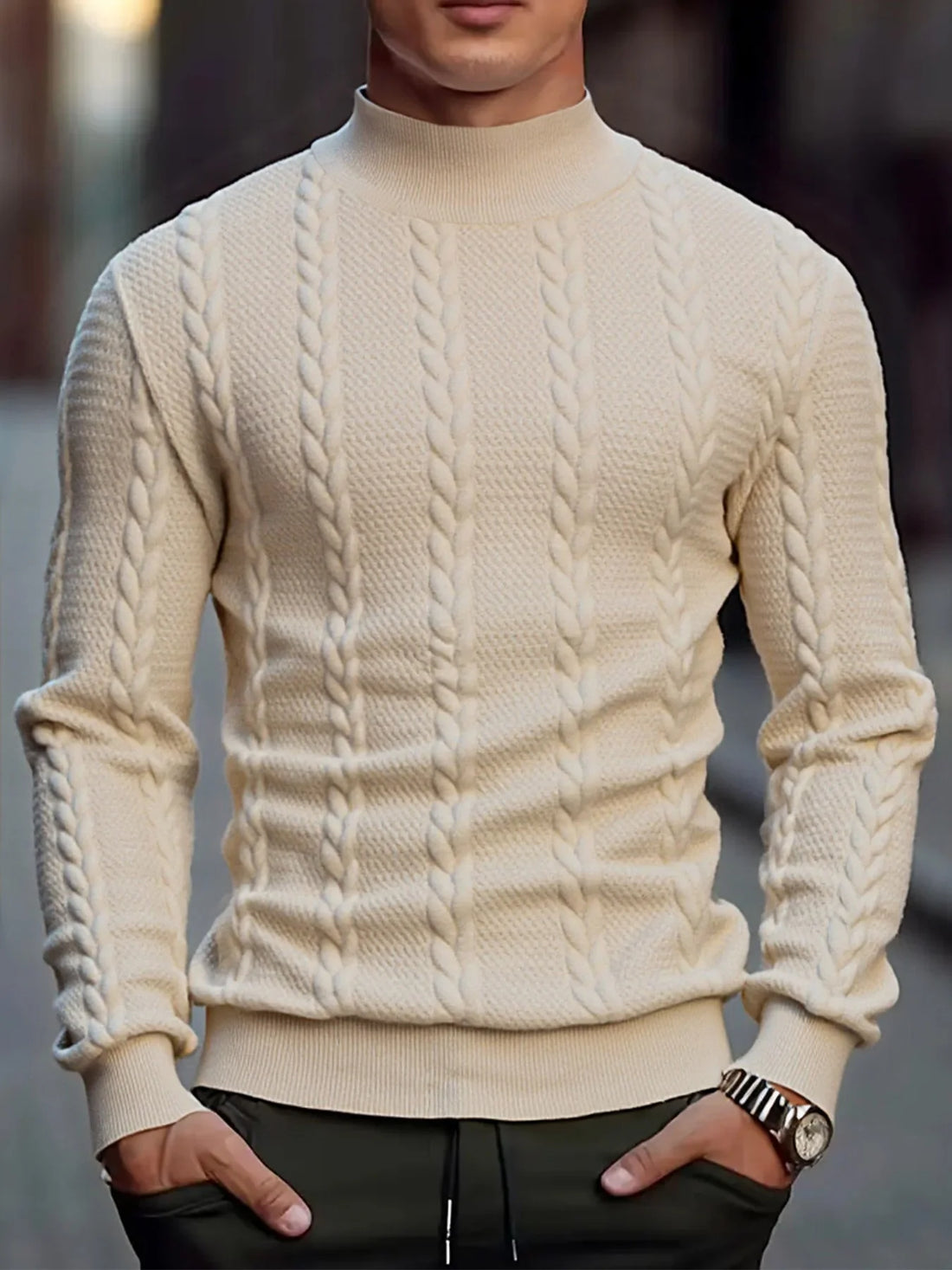 Hombre con el jersey crema de ochos y cuello perkins con pantalón oscuro