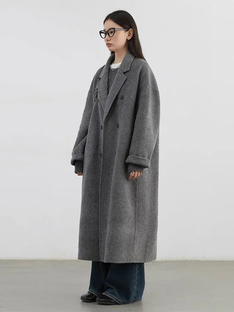 Modelo con el abrigo de lana gris abierto