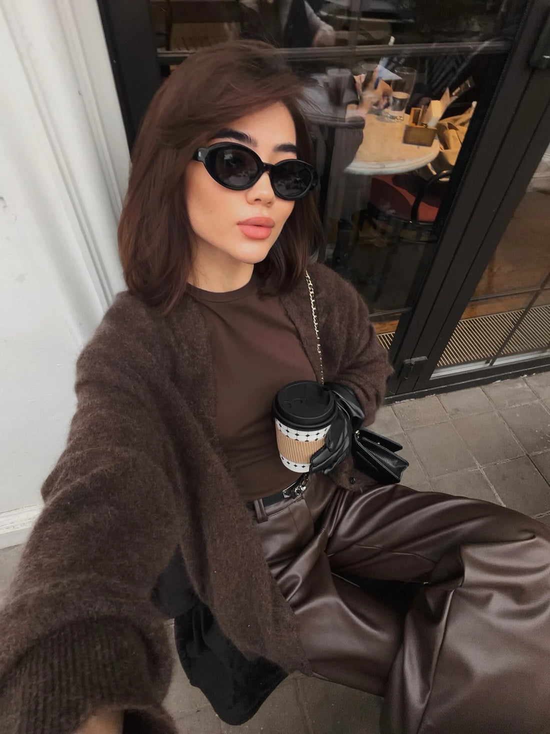 Mujer con la chaqueta chocolate abierta sobre pantalón de satén