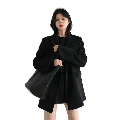 Modelo con el abrigo blazer negro