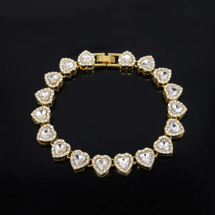Collar bañado en oro con circonita talla corazón, enrollado en círculo sobre fondo negro