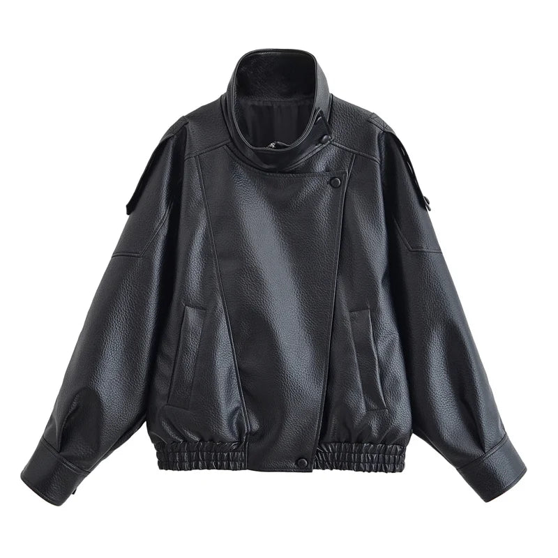 Bomber oversize de polipiel negra con cuello alto sobre fondo blanco de estudio