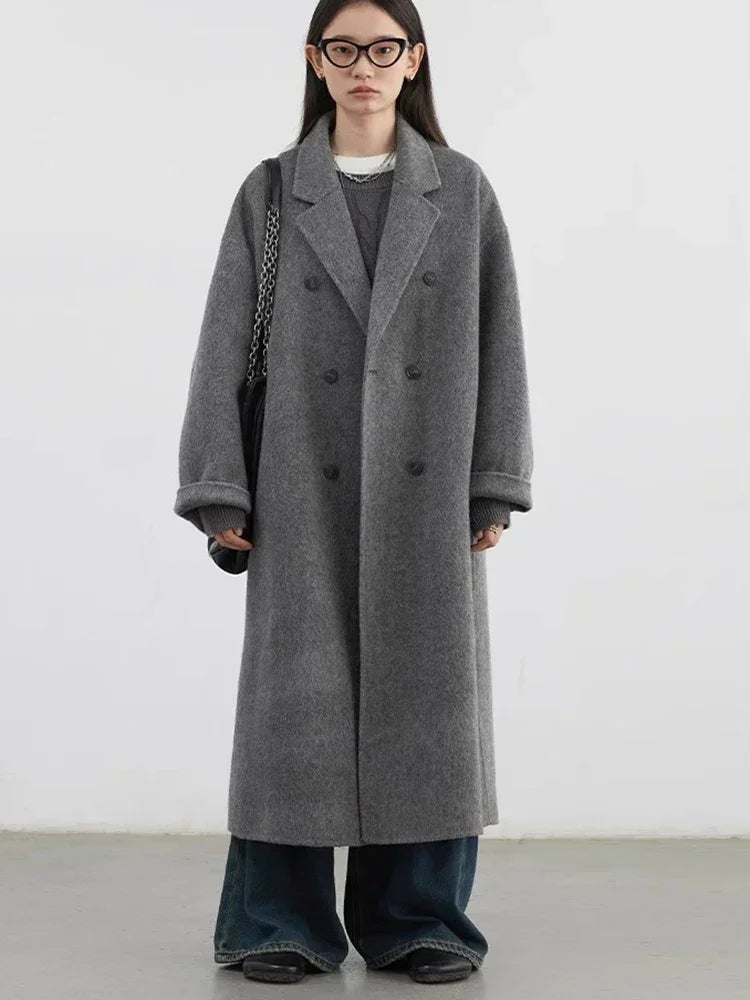 Modelo con el abrigo largo de lana gris