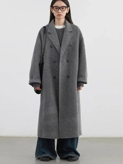 Modelo con el abrigo largo de lana gris