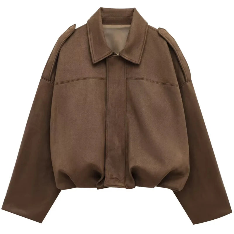 Bomber corta de antelina marrón chocolate sobre fondo blanco, con cuello de camisa