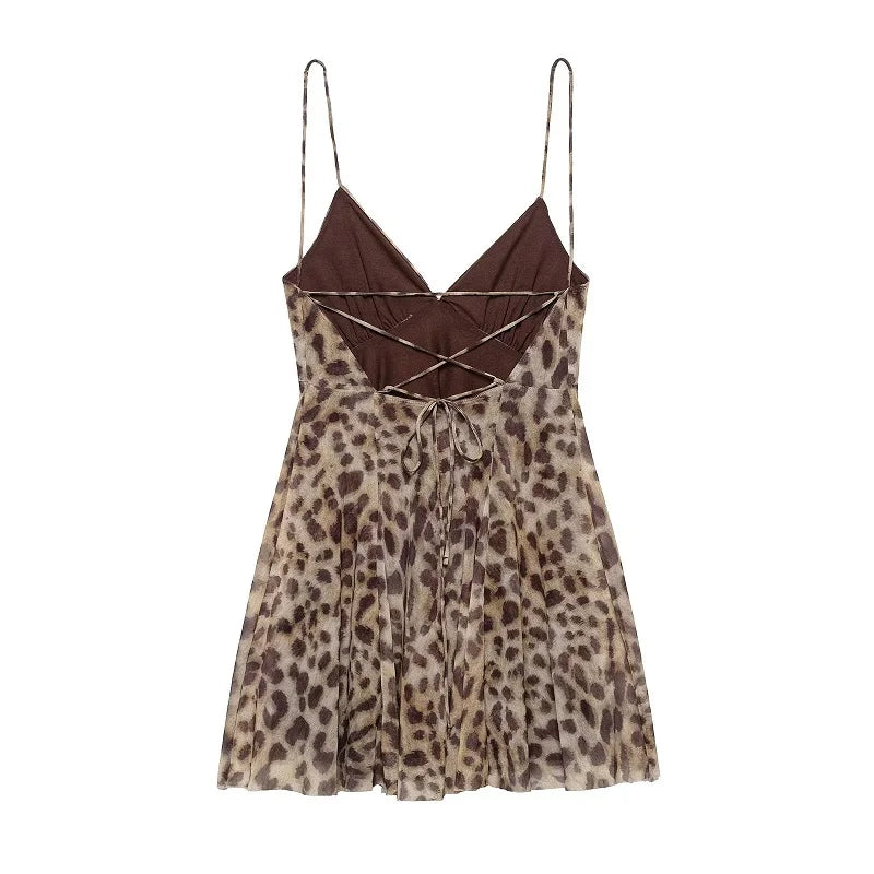 El vestido de leopardo en plano por detrás, con el cordón cruzado