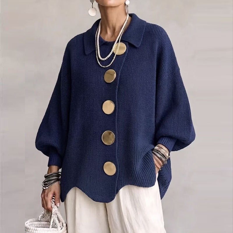 Chaqueta de punto oversize azul marino con cinco botones dorados, de frente
