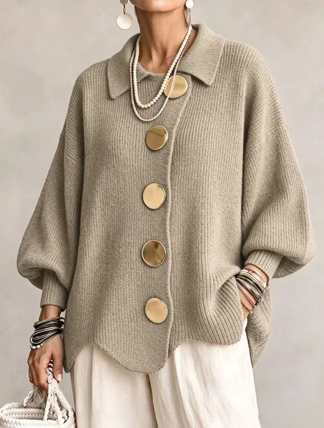 Chaqueta de punto oversize en caqui con botones dorados