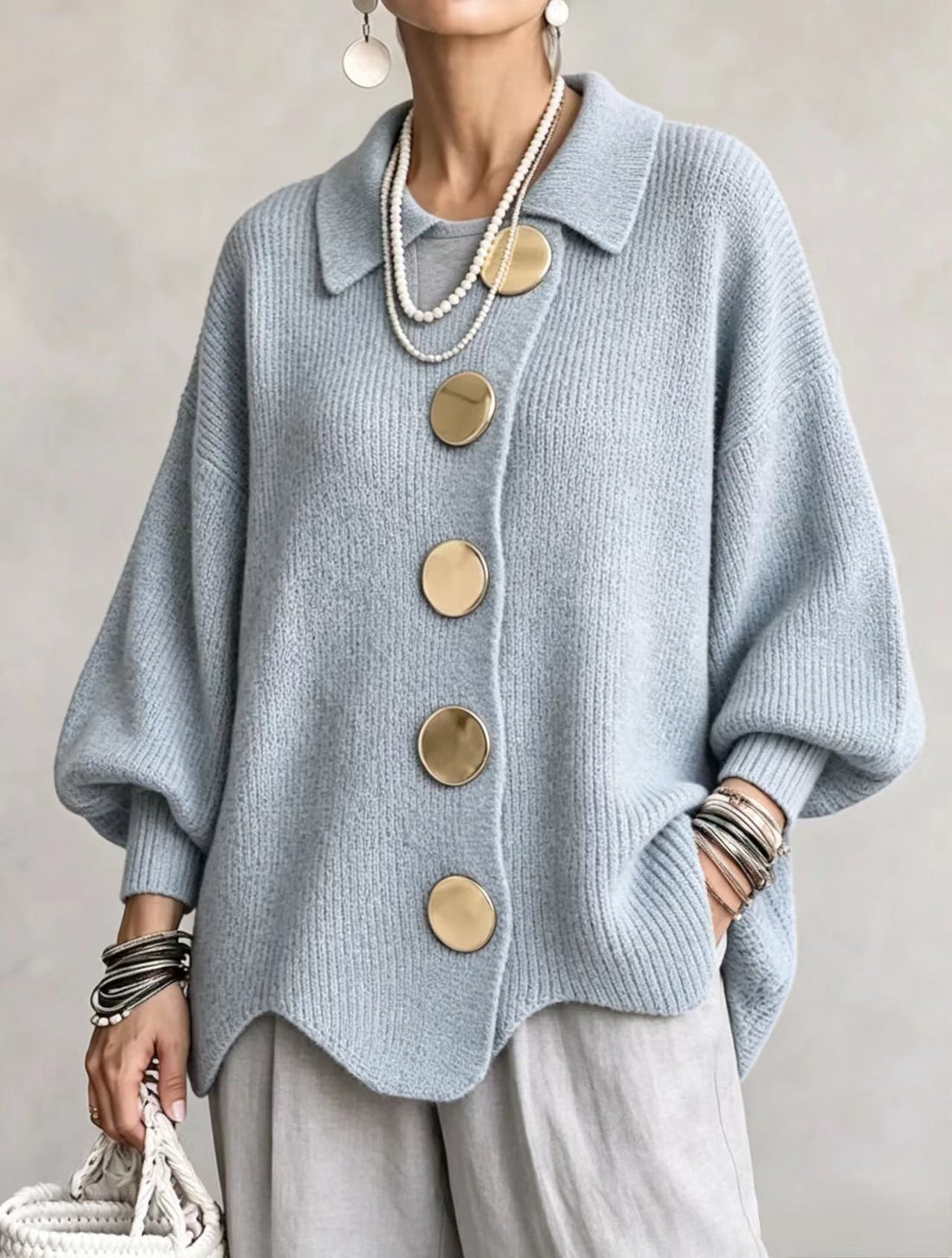 Chaqueta de punto oversize en celeste con botones dorados