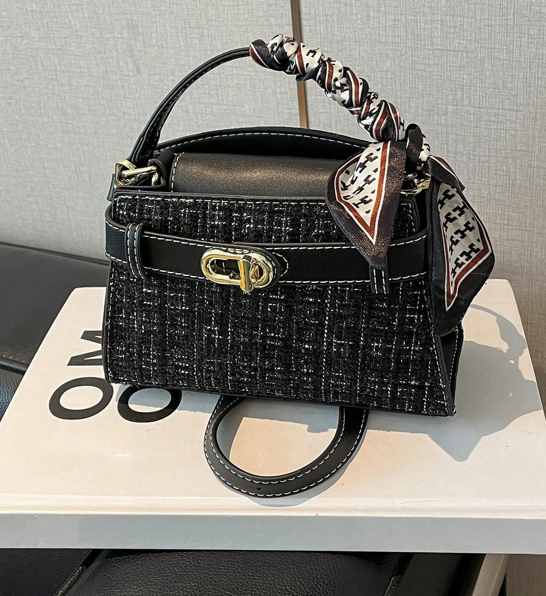 Mini bolso rígido en negro tweed